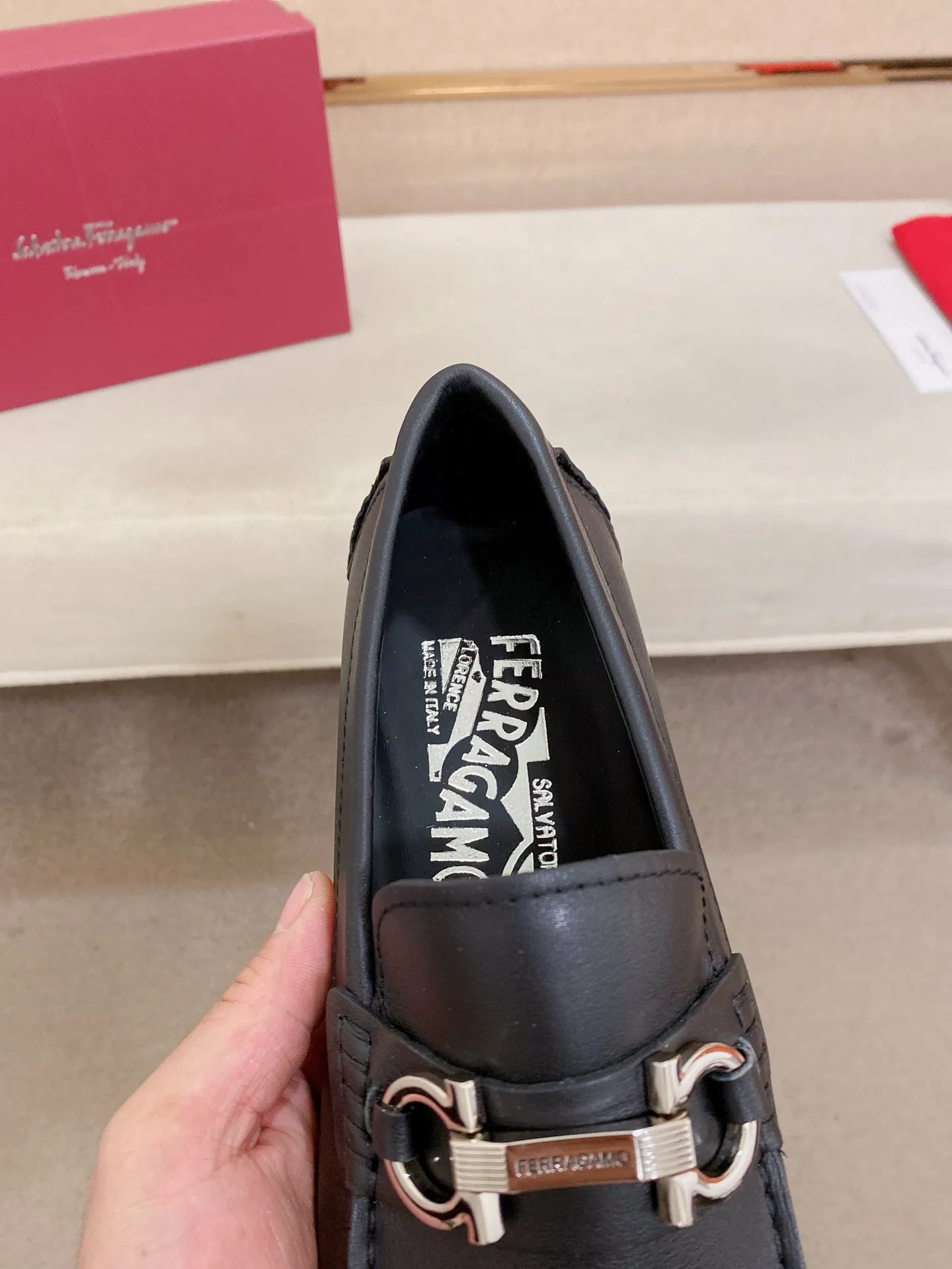 Men's shoes💰: 540💰High-end quality! Ferragamo🆕🆕Exclusive hot-selling products in stock🔥🔥New products on the shelves, high-quality Ferragamo men's pea shoes, high-end casual driving shoes, with complete packaging! 💪 💪 Material: imported first-layer pebbled cowhide 🐂 + imported high-quality water-dyed cowhide lining + wear-resistant outsole 👍🏻👍🏻 Features: high-end and comfortable, purely handmade 🚀 🚀 Create the perfect shoe that suits you best 🔥 🔥 Size: (38-44) 45 standard size can be customized!